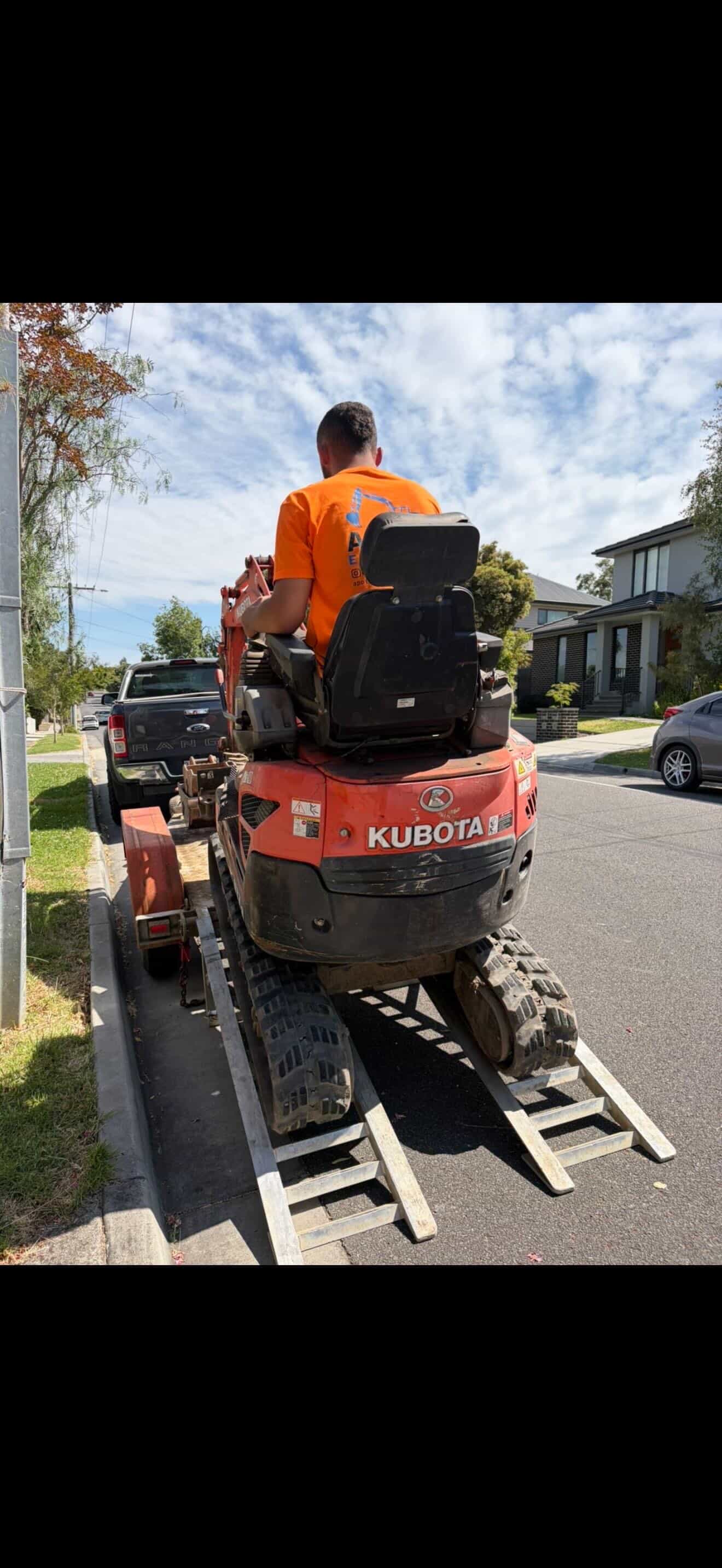 Excavator wet hire by Apollo Earthworks