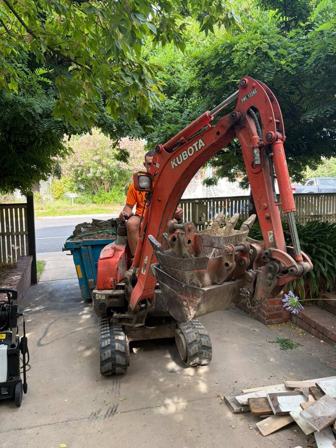 Apollo Earthworks - excavator rubbish removal in Melbourne